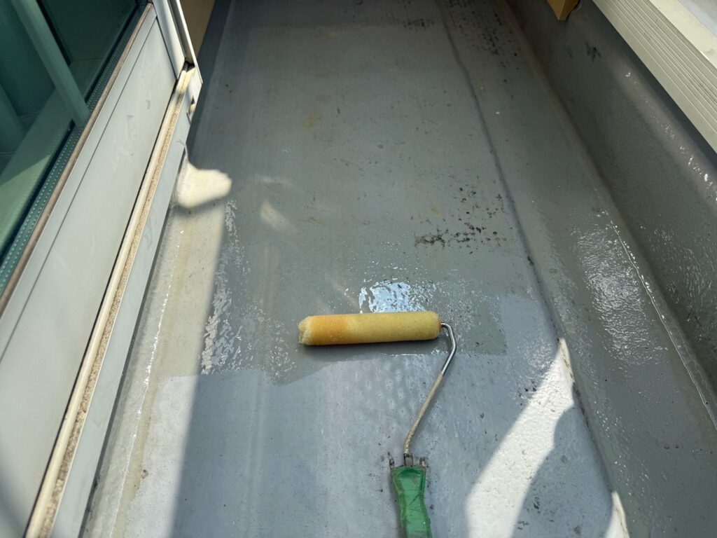 ベランダ：プライマー塗布<br />
※下塗りになります。